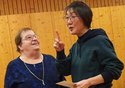 Dirigentin Izumi Shibata-Wagner mit der Vorsitzenden Helga Schüssele