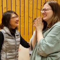 Dirigentin Izumi Shibata-Wagner mit Sängerin Christina Doerfel